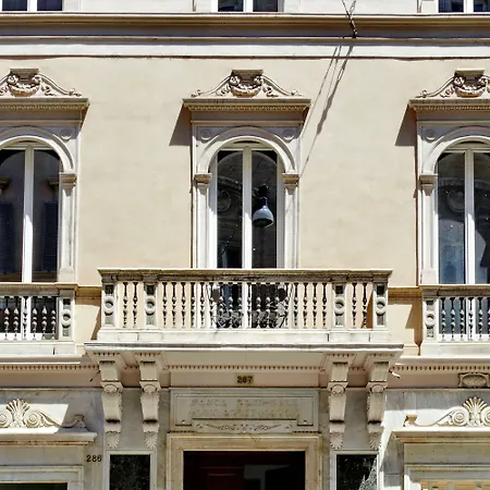 Amazing Piazza Venezia Suites-3